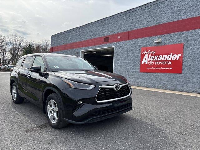 2024 Toyota Highlander LE AWD (SE) in Midnight Black Metallic — front three-quarter view