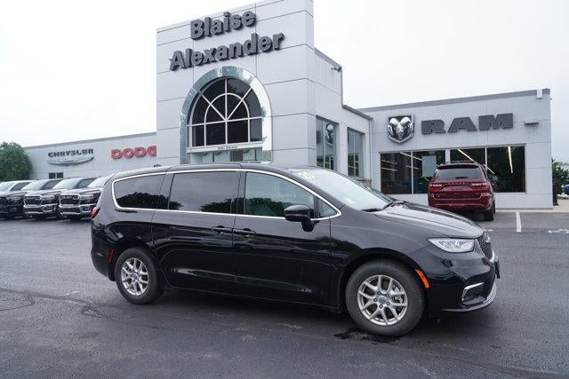 2025 Chrysler Pacifica Select FWD in Diamond Black Crystal Pearlcoat — front three-quarter view